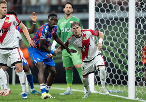 Duel between Pep Chavarria Rayo Vallecano, 3 re and Ismaila Sarr Crystal Palace, 7 Crystal Palace Rayo Vallecano, Football, Final UEFA Conference League 2026, Leipzig Stadium, Leipzig DFL regulations prohibit any use of photographs as image sequences and or quasi video Copyright: HMBxMedia xMarcoxBader