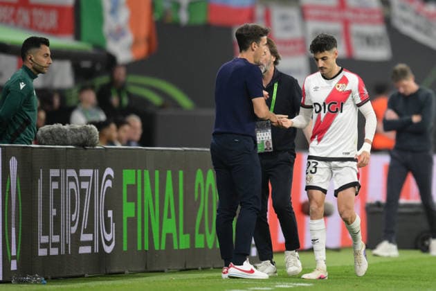 Soccer, UEFA Conference League Final, 20260527, Crystal Palace Rayo Vallecano In picture coach Rayo Inigo PEREZ, Oscar VALENTIN Rayo, 23 clapping off after substitution xA xA Leipzig Red Bull Arena Saxony Germany Copyright: Passion2Press MarkusxFischerx