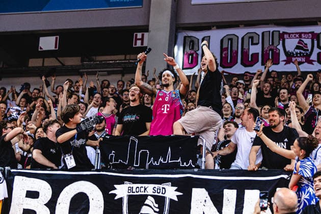 easyCredit Basketball Bundesliga, 5 Playoff Quarterfinals Telekom Baskets Bonn vs Fitness First Baskets Würzburg, 27 05 2026 Michael Kessens Telekom Baskets Bonn 6 celebrates with the fans easyCredit Basketball Bundesliga, 5 Playoff Quarterfinals Telekom Baskets Bonn vs Fitness First Baskets Würzburg, 27 05 2026, Telekom Dome Bonn Copyright: xBEAUTIFULxSPORTS Derixx