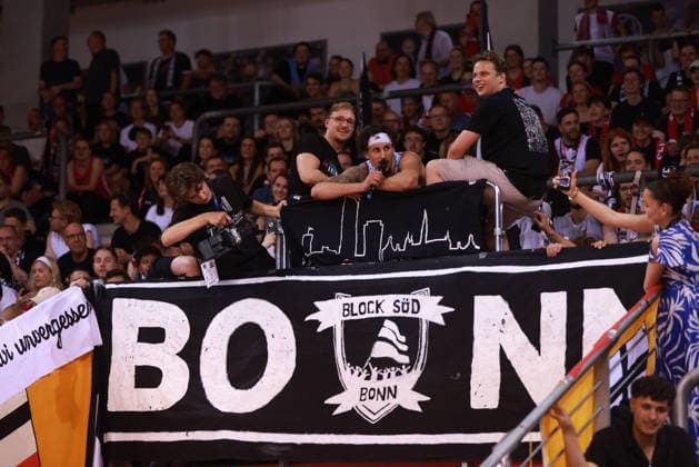 Final cheer Michael Kessens Bonn , Bonn, Germany, 27 05 2026, Basketball Bundesliga, 5 Quarterfinals, Telekom Baskets Bonn vs Fitness First Würzburg Baskets