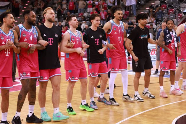 Final cheer, Bonn, Germany, 27 05 2026, Basketball Bundesliga, 5 quarter-finals, Telekom Baskets Bonn vs Fitness First Würzburg Baskets