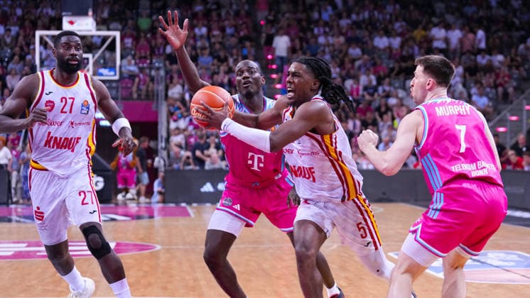 27 05 2026, xydrx, Basketball, easyCredit Basketball Bundesliga, Playoffs, Quarterfinals Game 5, Telekom Baskets Bonn Fitness First Wuerzburg Baskets, Telekom Dome Bonn Tylan Birts Telekom Baskets Bonn, 5 in duel against Marcus Carr Fitness First Wuerzburg Baskets, 5 Copyright: HMBxMedia YannisxDreimann