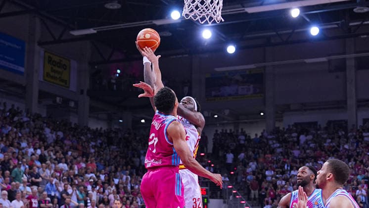 27 05 2026, xydrx, Basketball, easyCredit Basketball Bundesliga, Playoffs, Quarterfinals Game 5, Telekom Baskets Bonn Fitness First Wuerzburg Baskets, Telekom Dome Bonn Joel Aminu Telekom Baskets Bonn, 21 in duel against Charles Thompson Fitness First Wuerzburg Baskets, 32 Copyright: HMBxMedia YannisxDreimann