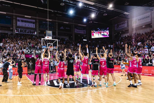 easyCredit Basketball Bundesliga, 5 Playoff Quarterfinals Telekom Baskets Bonn vs Fitness First Baskets Würzburg, 27 05 2026 The Bonn team celebrates with its fans easyCredit Basketball Bundesliga, 5 Playoff Quarterfinals Telekom Baskets Bonn vs Fitness First Baskets Würzburg, 27 05 2026, Telekom Dome Bonn Copyright: xBEAUTIFULxSPORTS Derixx