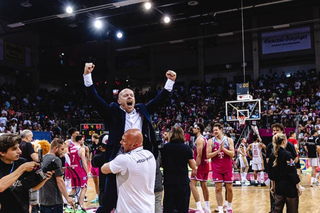 easyCredit Basketball Bundesliga, 5 Playoff Quarterfinals Telekom Baskets Bonn vs Fitness First Baskets Würzburg, 27 05 2026 Physio Bogdan Suciu cheers with Lionel Bosco Telekom Baskets Bonn Assistant Coach easyCredit Basketball Bundesliga, 5 Playoff Quarterfinals Telekom Baskets Bonn vs Fitness First Baskets Würzburg, 27 05 2026, Telekom Dome Bonn Copyright: xBEAUTIFULxSPORTS Derixx