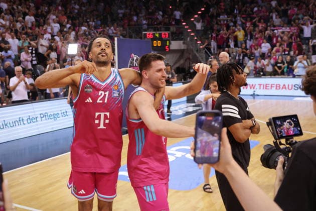 Joel Aminu, Grayson Murphy Telekom Baskets Bonn cheer after victory against Fitness First Würzburg Wuerzburg Baskets Playoffs Quarterfinals Game 5 Season 2025 26