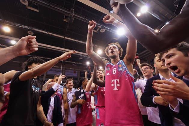 Team around Michael Kessens Telekom Baskets Bonn celebrating after victory against Fitness First Würzburg Wuerzburg Baskets Playoffs Quarterfinals Game 5 Season 2025 26