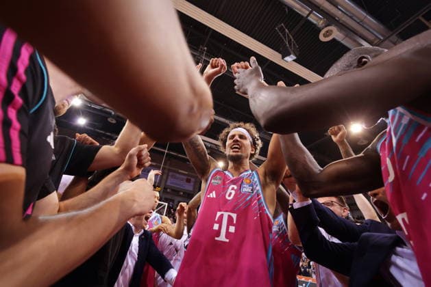 Team around Michael Kessens Telekom Baskets Bonn celebrating after victory against Fitness First Würzburg Wuerzburg Baskets Playoffs Quarterfinals Game 5 Season 2025 26