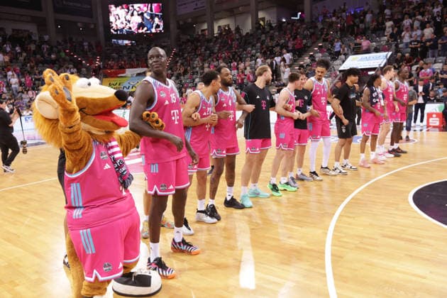 Final cheer Bonn, Bonn, Germany, 27 05 2026, Basketball Bundesliga, 5 quarter-finals, Telekom Baskets Bonn vs Fitness First Würzburg Baskets