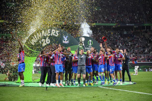 27 05 2026, EUR, Football, Men, Conference League Final, Season 2025 2026, Crytsal Palace F C Rayo Vallecano de Madrid Crystal Palace FC wins the Conference League and holds the trophy in the air Leipzig Leipzig Stadium Saxony Germany Copyright: xAdrianxSchlüterx