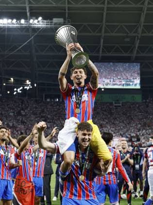 LEIPZIG - (l-r) Yeremy Pino of Crystal Palace FC, Jorgen Strand Larsen of Crystal Palace FC with the UEFA Europa Conference League trophy during the UEFA Conference League final between Crystal Palace FC and Rayo Vallecano de Madrid at the Leipzig Arena on May 27, 2026 in Leipzig, Germany. MAURICE VAN STEEN ANP UEFA Conference League - FINAL 2025-2026 xVIxANPxSportx xMauricexvanxSteenxIVx 559471363 originalFilename: 559471363.jpg