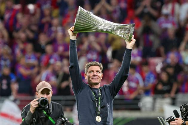 27 05 2026, EUR, Football, Men, Conference League Final, Season 2025 2026, Crytsal Palace F C Rayo Vallecano de Madrid Oliver Glasner Crystal Palace, Coach holds the Conference League Cup Leipzig Leipzig Stadium Saxony Germany Copyright: xAdrianxSchlüterx
