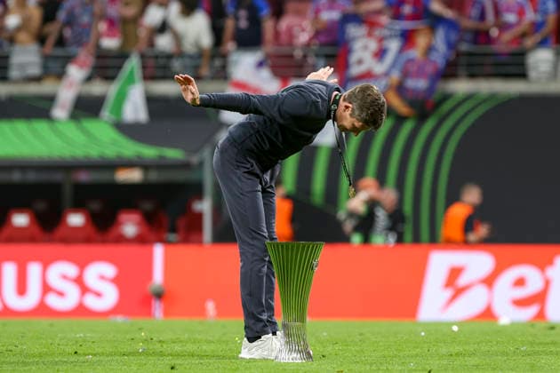 27 05 2026, EUR, Football, Men, Conference League Final, Season 2025 2026, Crytsal Palace F C Rayo Vallecano de Madrid Oliver Glasner Crystal Palace, Coach bows to the fans Leipzig Leipzig Stadium Saxony Germany Copyright: xAdrianxSchlüterx