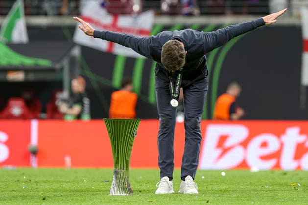 27 05 2026, EUR, Football, Men, Conference League Final, Season 2025 2026, Crytsal Palace F C Rayo Vallecano de Madrid Oliver Glasner Crystal Palace, Coach bows to the fans Leipzig Leipzig Stadium Saxony Germany Copyright: xAdrianxSchlüterx
