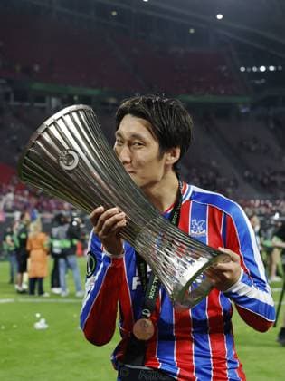 LEIPZIG - Daichi Kamada of Crystal Palace FC with the UEFA Europa Conference League trophy during the UEFA Conference League Final between Crystal Palace FC and Rayo Vallecano de Madrid at the Leipzig Arena on May 27, 2026 in Leipzig, Germany. MAURICE VAN STEEN ANP UEFA Conference League - FINAL 2025-2026 xVIxANPxSportx xMauricexvanxSteenxIVx 559471939 originalFilename: 559471939.jpg