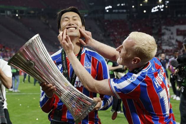 LEIPZIG - (l-r) Daichi Kamada of Crystal Palace FC, Yeremy Pino of Crystal Palace FC with the UEFA Europa Conference League trophy during the UEFA Conference League final between Crystal Palace FC and Rayo Vallecano de Madrid at the Leipzig Arena on May 27, 2026 in Leipzig, Germany. MAURICE VAN STEEN ANP UEFA Conference League - FINAL 2025-2026 xVIxANPxSportx xMauricexvanxSteenxIVx 559472000 originalFilename: 559472000.jpg