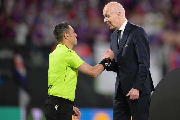 Soccer, UEFA Conference League Final, 20260527, Crystal Palace Rayo Vallecano In the picture award ceremony, from left referee Maurizio MARIANI Italy , DFB President Bernd NEUENDORF xA xA Leipzig Red Bull Arena Saxony Germany Copyright: Passion2Press MarkusxFischerx