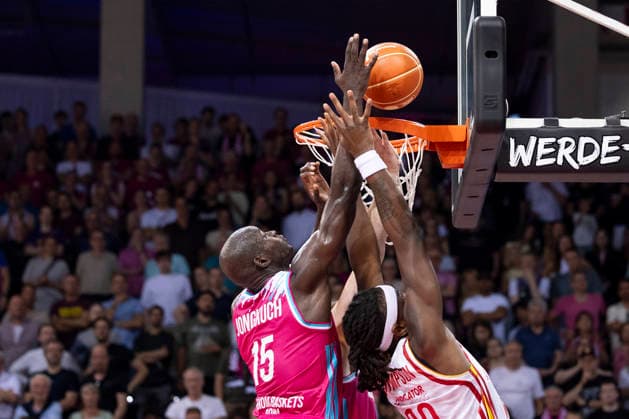 Kur JONGKUCH BON 15, left in a duel for the ball against Charles THOMPSON WUE 32, right under the basket, action final score 66 63, Basketball 1 Bundesliga Telekom Baskets Bonn Fitness First Wuerzburg Baskets Würzburg BON vs WUE Playoffs, Quarterfinals, 5 Game, in T E L E C O M D O M E, on 27 05 2026,