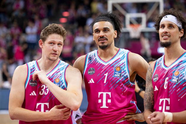 Happy about reaching the semi-finals f l n r Patrick HECKMANN BON 33 , Jonathan BAEHRE BÄHRE BON 1 and Michael KESSENS BON 6 , joy, laughter final score 66 63, Basketball 1 Bundesliga Telekom Baskets Bonn Fitness First Wuerzburg Baskets Würzburg BON vs WUE Playoffs, quarterfinals, 5 game, in T E L E K O M D O M E, on 27 05 2026, Â
