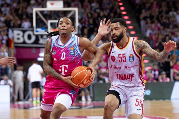 Jalen FINCH BON 0, mi on the ball in a duel against David MUENKAT WUE 55, re , action, final score 66 63, Basketball 1 Bundesliga Telekom Baskets Bonn Fitness First Wuerzburg Baskets Würzburg BON vs WUE Playoffs, Quarterfinals, 5 Game, in T E L E C O M D O M E, on 27 05 2026, Â