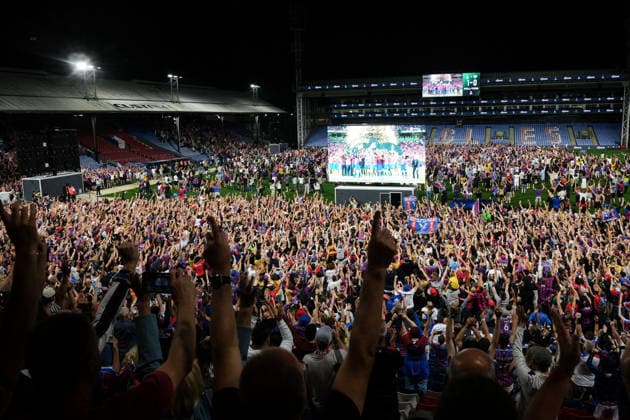 UEFA-Konferenzliga-Finale Vorführung 27. Mai 2026, London UEFA-Konferenzliga-Finale Vorführung Crystal Palace gegen Rayo Vallecano Palace-Fans feiern auf dem Spielfeld, als die Mannschaft den Pokal in die Höhe stemmt Foto Jacques Feeney Abseits London UK  Copyright: xJacquesxFeeneyx xOffsidexOffside