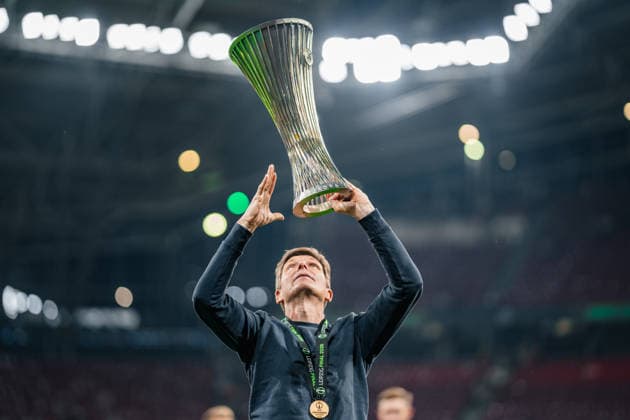 Germany Football UEFA Conference League 2025 2026, Final in Leipzig Crystal Palace vs Rayo Vallecano Leipzig Stadium Red Bull Arena Leipzig Oliver Glasner Coach, Crystal Palace Cup, Trophy, Cheers, Joy, Emotions, after the match Copyright: xTomxLauruschkatx