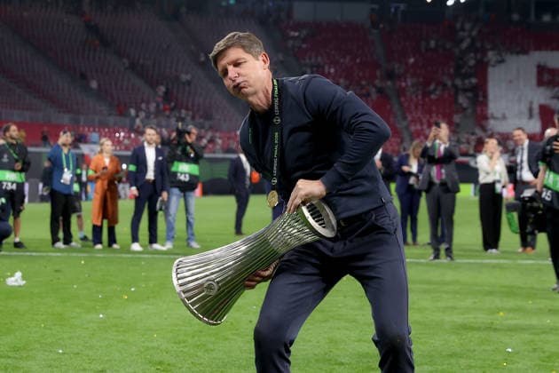 27 05 2026, xtgx, Football UEFA Conference League Final 2026, Crystal Palace Rayo Vallecano v l Coach Coach Oliver Glasner Crystal Palace jubilation, joy of winning the Conference League with the trophy UEFA REGULATIONS PROHIBIT ANY USE OF PHOTOGRAPHS as IMAGE SEQUENCES and or QUASI VIDEO Red Bull Arena