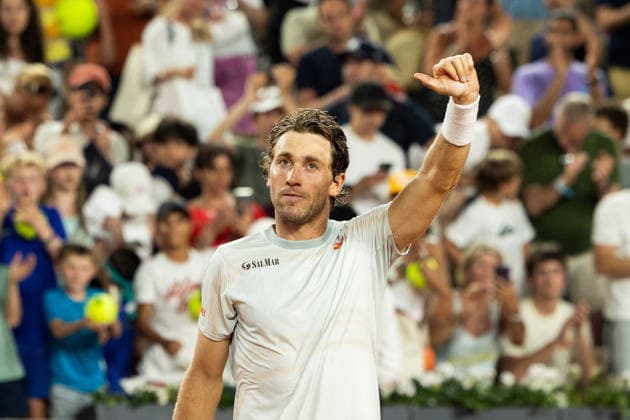 Paris, France - May 27: Casper Ruud of Norway acknowledges the crowd after victory in his Men s Singles second round match against Hamad Medjedovic of Serbia on Day Four of the 2026 French Open at Roland Garros on May 27, 2026 in Paris, France. (Photo by Pauline FIGUET SPP)  Copyright: xPaulinexFIGUETx xSPPx Sportspressphoto_SPR155779