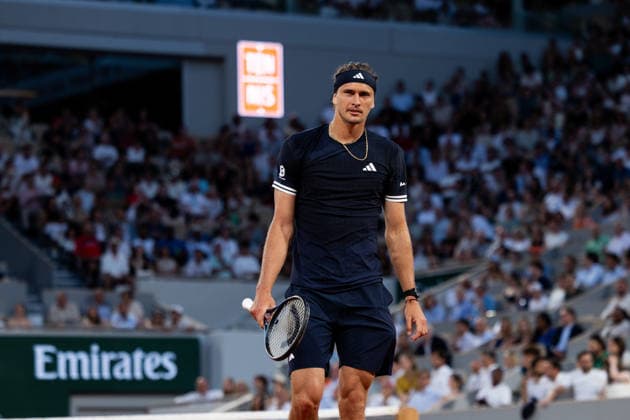 Paris, France - May 27: Alexander Zverev of Germany looks on against Tomas Machac of Czech Republic during the Men s Singles on Day Four of the 2026 French Open at Roland Garros on May 27, 2026 in Paris, France. (Photo by Pauline FIGUET SPP)  Copyright: xPaulinexFIGUETx xSPPx Sportspressphoto_SPR155786