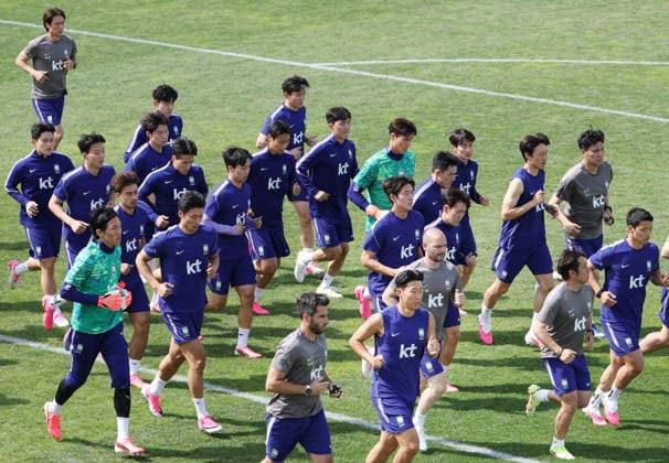 South Korea Intensifies 2026 World Cup Training in Utah South Korea men s national football team head coach Hong Myung-bo (L, rear) and players during a training session at the Zions Bank Training Center in Herriman, Utah, 27 May 2026, in preparation for the upcoming World Cup in Canada, Mexico, and the United States. Herriman United States  Copyright: xYONHAPx