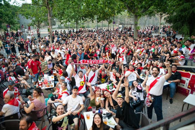 May 27, 2026, Vallecas, Madrid, Spain: Thousands of Rayo Vallecano supporters gather in the streets and local bars surrounding the Vallecas stadium in Madrid, Spain, to cheer on their team ahead of the UEFA Conference League final against Crystal Palace on Wednesday, May 27, 2026. Waving flags, donning their iconic red-and-white sash shirts, and chanting passionately on a historic evening, fans of the humble Madrid club watch from afar as their team seeks its first-ever continental crown tonight at the Red Bull Arena in Leipzig, Germany. Vallecas Spain - ZUMAd308 20260527_zsp_d308_007 Copyright: xJuanxCarlosxLucasx