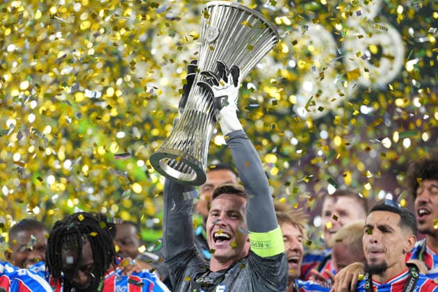 LEIPZIG, GERMANY - 27 MAY 2026: Captain Dean Henderson of Crystal Palace F.C. lifts the trophy after winning the UEFA Conference League Final 2026 match between Crystal Palace F.C. and Rayo Vallecano de Madrid at Leipzig Stadium on May 27, 2026 in Leipzig, Germany.  Copyright: xAlexandraxFechetex xSPPx Sportspressphoto_SPR155898