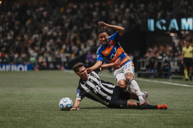 Atlético Mineiro x Puerto Cabello BELO HORIZONTE, MG - 27.05.2026: ATLÃ TICO MINEIRO X PUERTO CABELLO - Match between AtlÃ tico Mineiro x Puerto Cabello for the Copa Sudamericana. The decisive match for the last round of Group B, this Wednesday (27). In the photo, Natanael fouls Heiber Linares. (Photo: Dan Costa Fotoarena) x2952124x  DanxCosta
