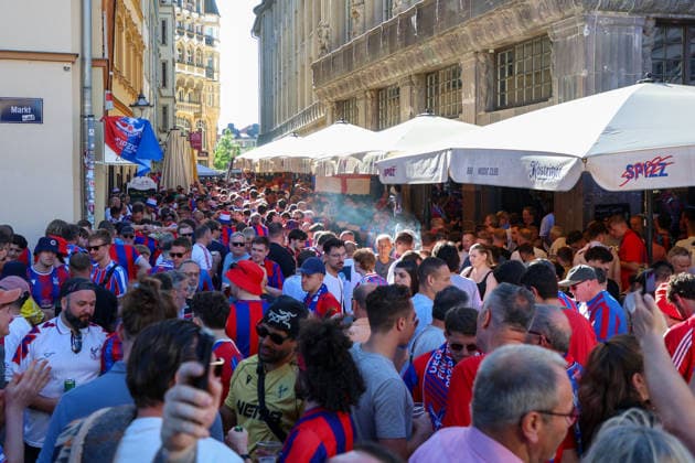 Leipzig Thousands of fans in Leipzig Large police presence before Conference League Final 27 05 2026 Leipzig, City area On Wednesday, Leipzigs city center was dominated by the UEFA Conference League Final between English club Crystal Palace FC and Spanish club Rayo Vallecano de Madrid Thousands of supporters of both teams had been gathering at various meeting points in the city since the early hours of the morning Both fan camps announced fan marches towards Leipzigs RB Arena The police were present with a large contingent and monitored in particular the known assembly points and the planned marching routes of the fans Pyrotechnics were occasionally set off Both fan marches remained peaceful Leipzig Saxony Germany Copyright: xEHLxMediax 20260527_conferenceleague-aufzug-england_12