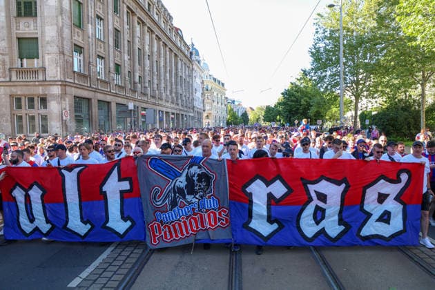 Leipzig Thousands of fans in Leipzig Large police presence before Conference League Final 27 05 2026 Leipzig, City area On Wednesday, Leipzigs city center was dominated by the UEFA Conference League Final between English club Crystal Palace FC and Spanish club Rayo Vallecano de Madrid Thousands of supporters of both teams had been gathering at various meeting points in the city since the early hours of the morning Both fan camps announced fan marches towards Leipzigs RB Arena The police were present with a large contingent and monitored in particular the known assembly points and the planned marching routes of the fans Pyrotechnics were occasionally set off Both fan marches remained peaceful Leipzig Saxony Germany Copyright: xEHLxMediax 20260527_conferenceleague-aufzug-england_19