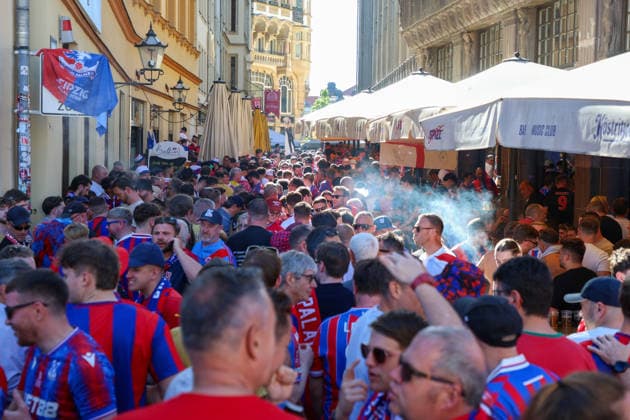 Leipzig Thousands of fans in Leipzig Large police presence before Conference League Final 27 05 2026 Leipzig, City area On Wednesday, Leipzigs city center was dominated by the UEFA Conference League Final between English club Crystal Palace FC and Spanish club Rayo Vallecano de Madrid Thousands of supporters of both teams had been gathering at various meeting points in the city since the early hours of the morning Both fan camps announced fan marches towards Leipzigs RB Arena The police were present with a large contingent and monitored in particular the known assembly points and the planned marching routes of the fans Pyrotechnics were occasionally set off Both fan marches remained peaceful Leipzig Saxony Germany Copyright: xEHLxMediax 20260527_conferenceleague-aufzug-england_8