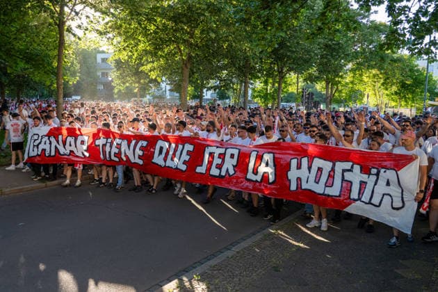 Leipzig Thousands of fans in Leipzig Large police presence before Conference League Final 27 05 2026 Leipzig, City area On Wednesday, Leipzigs city center was dominated by the UEFA Conference League Final between English club Crystal Palace FC and Spanish club Rayo Vallecano de Madrid Thousands of supporters of both teams had been gathering at various meeting points in the city since the early hours of the morning Both fan camps announced fan marches towards Leipzigs RB Arena The police were present with a large contingent and monitored in particular the known assembly points and the planned marching routes of the fans Pyrotechnics were occasionally set off Both fan marches remained peaceful Leipzig Saxony Germany Copyright: xEHLxMediax 20260527_conferenceleague-aufzug-spanien_45