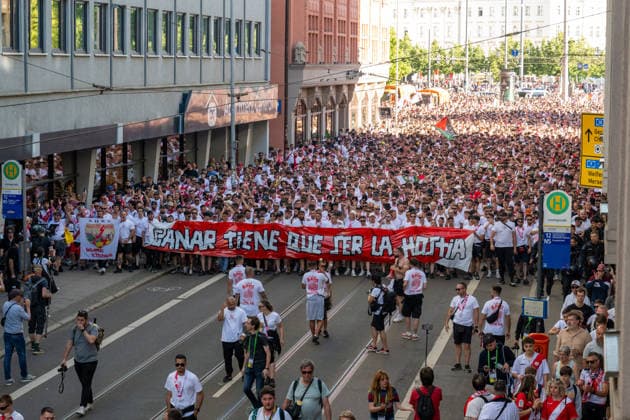 Leipzig Thousands of fans in Leipzig Large police presence before Conference League Final 27 05 2026 Leipzig, City area On Wednesday, Leipzigs city center was dominated by the UEFA Conference League Final between English club Crystal Palace FC and Spanish club Rayo Vallecano de Madrid Thousands of supporters of both teams had been gathering at various meeting points in the city since the early hours of the morning Both fan camps announced fan marches towards Leipzigs RB Arena The police were present with a large contingent and monitored in particular the known assembly points and the planned marching routes of the fans Pyrotechnics were occasionally set off Both fan marches remained peaceful Leipzig Saxony Germany Copyright: xEHLxMediax 20260527_conferenceleague-aufzug-ehl_6