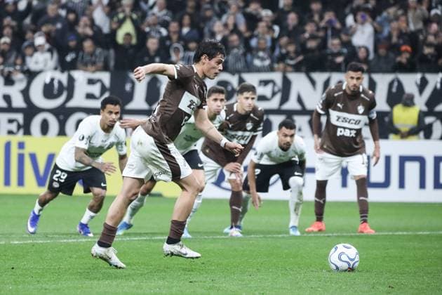 Match between Corinthnians and Platense (ARG) in the Brazil Zapiola of Platense takes a penalty kick during the match against Corinthians for the last round of the group stage of the Copa Libertadores, at Neo Quimica Arena, east zone of Sao Paulo, this Wednesday, May 27, 2026. Sao Paulo Sao Paulo Brasil Copyright: xMarinaxUezimax
