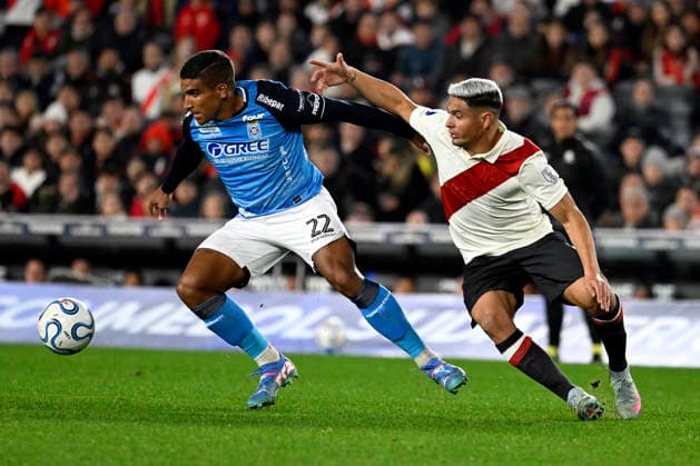 BUENOS AIRES, ARGENTINA - MAY 27: Maximiliano Salas of River Plate and Julio Vila of Blooming dispute the ball during the match between River Plate (Argentina) and Blooming (Bolivia) for the 6th round of Group H of the 2026 Copa Sudamericana at Estadio Mas Monumental Antonio Vespucio Liberti on May 27, 2026 in Buenos Aires, Argentina. (Photo by Diego Alberto Haliasz Imago) Distrito Federal Argentina Copyright: xDiegoxAlbertoxHaliaszx