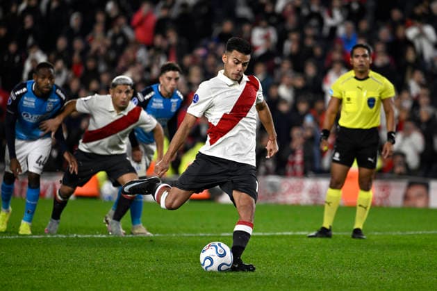 BUENOS AIRES, ARGENTINA - MAY 27: Fausto Vera of River Plate takes a penalty kick during the match between River Plate (Argentina) and Blooming (Bolivia) for the 6th round of Group H of the 2026 Copa Sudamericana at Estadio Mas Monumental Antonio Vespucio Liberti on May 27, 2026 in Buenos Aires, Argentina. (Photo by Diego Alberto Haliasz Imago) Distrito Federal Argentina Copyright: xDiegoxAlbertoxHaliaszx