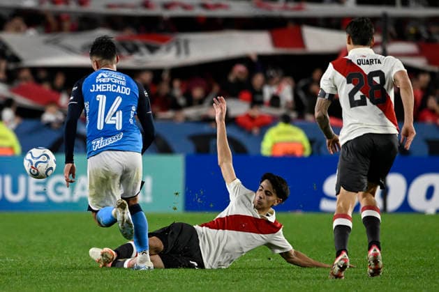 BUENOS AIRES, ARGENTINA - MAY 27: Lucas Silva of River Plate and Juan Mercado of Blooming dispute the ball during the match between River Plate (Argentina) and Blooming (Bolivia) for the 6th round of Group H of the 2026 Copa Sudamericana at Estadio Mas Monumental Antonio Vespucio Liberti on May 27, 2026 in Buenos Aires, Argentina. (Photo by Diego Alberto Haliasz Imago) Distrito Federal Argentina Copyright: xDiegoxAlbertoxHaliaszx
