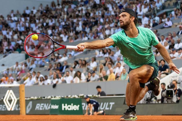2026 French Open - Day Four Tomas Machac competes in his men s singles match against Alexander Zverev on day 4 of the French Open tennis tournament on Court Philippe-Chatrier at the Roland-Garros Complex in Paris, France. Paris France  Copyright: xIbrahimxEzzatx originalFilename:ezzat-notitle260527_npUeB.jpg