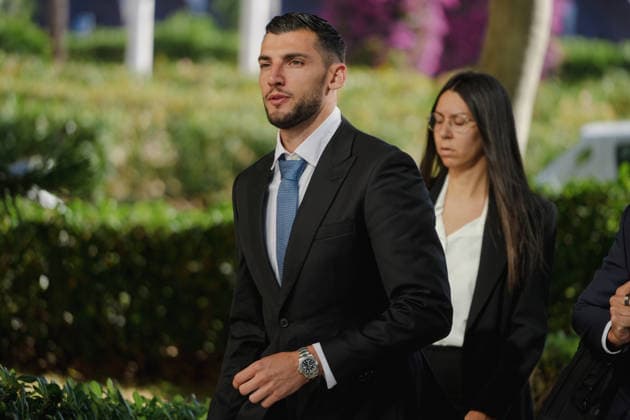 El futbolista Rafa Mir comparece ante la Audiencia de Valencia para ser juzgado por presunta agresión sexual El futbolista Rafa Mir a su llegada a la Audiencia Provincial de Valencia, a 28 de mayo de 2026, en Valencia, Comunidad Valenciana (Espana). El juicio penal analiza los hechos ocurridos en agosto de 2024 tras una denuncia por agresión sexual y lesiones interpuesta por una joven, un caso por el que el Ministerio Fiscal solicita una pena de diez anos y medio de prisión para el deportista, mientras que las acusaciones personadas mantienen sus respectivas peticiones de condena de cara a las sesiones de vista oral. 28 MAYO 2026 Espana *** The footballer Rafa Mir appears before the Audiencia of Valencia to be tried for alleged sexual assault The footballer Rafa Mir on his arrival at the Provincial Court of Valencia, on 28 May 2026, in Valencia, Valencian Community Spain The criminal trial analyzes the facts occurred in August 2024 following a complaint of sexual assault and battery filed by a young woman, The prosecution requests a sentence of ten and a half years in prison for the athlete, while the defendants maintain their respective sentencing requests for the oral hearing sessions 28 MAY 2026 Espana  Copyright: xJorgexGilx 7555431