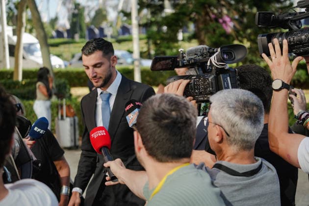 El futbolista Rafa Mir comparece ante la Audiencia de Valencia para ser juzgado por presunta agresión sexual El futbolista Rafa Mir a su llegada a la Audiencia Provincial de Valencia, a 28 de mayo de 2026, en Valencia, Comunidad Valenciana (Espana). El juicio penal analiza los hechos ocurridos en agosto de 2024 tras una denuncia por agresión sexual y lesiones interpuesta por una joven, un caso por el que el Ministerio Fiscal solicita una pena de diez anos y medio de prisión para el deportista, mientras que las acusaciones personadas mantienen sus respectivas peticiones de condena de cara a las sesiones de vista oral. 28 MAYO 2026 Espana *** The footballer Rafa Mir appears before the Audiencia of Valencia to be tried for alleged sexual assault The footballer Rafa Mir on his arrival at the Provincial Court of Valencia, on 28 May 2026, in Valencia, Valencian Community Spain The criminal trial analyzes the facts occurred in August 2024 following a complaint of sexual assault and battery filed by a young woman, The prosecution requests a sentence of ten and a half years in prison for the athlete, while the defendants maintain their respective sentencing requests for the oral hearing sessions 28 MAY 2026 Espana  Copyright: xJorgexGilx 7555432