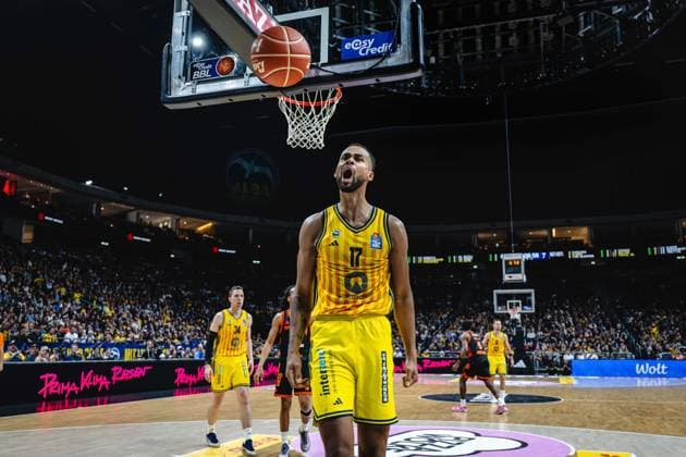Basketball Berlin 27 05 2026 Season 2025 2026 EasyCredit BBL 1 Bundesliga Men, Men Playoffs Quarterfinals Game 5 Alba Berlin RASTA Vechta Norris Agbakoko Alba Berlin, No 17 Cheers