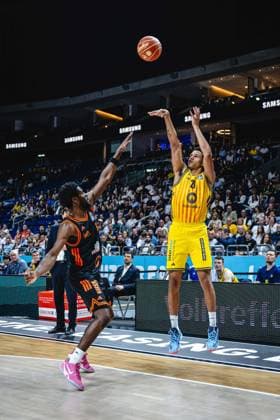 Basketball Berlin 27.05.2026 Saison 2025 2026 EasyCredit BBL 1. Bundesliga Männer, Herren Playoffs Viertelfinale Spiel 5 Alba Berlin - RASTA Vechta Michael Rataj (Alba Berlin, No.21) Mike TJ Bamba (Vechta, No.05)