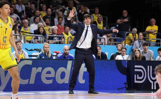 Coach Pedro Calles gives instructions Single image Crop Action Sport Basketball BBL Bundesliga Mens Play Off Quarter Final 5 Match Season 2025 2026 27 05 2026 ALBA Berlin vs SC Rasta Vechta