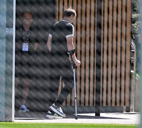 28 05 2026, Football DFB national team Germany, training camp before the World Cup in Herzogenaurach, in the home ground at ADIDAS First training session on the Adidas sports field, Adidas boss Björn Gulden Germany on crutches