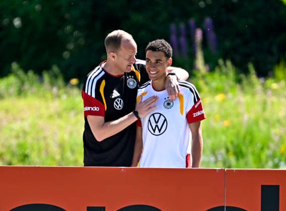 28 05 2026, Football DFB national team Germany, training camp before the World Cup in Herzogenaurach, in the home ground at ADIDAS First training session on the Adidas sports field, Dr Jochen Hahne Germany hearts Jamal Musiala Germany